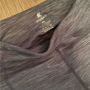 Navy leggings by Kyodan. NEVER WORN but not tags. Perfect condition.